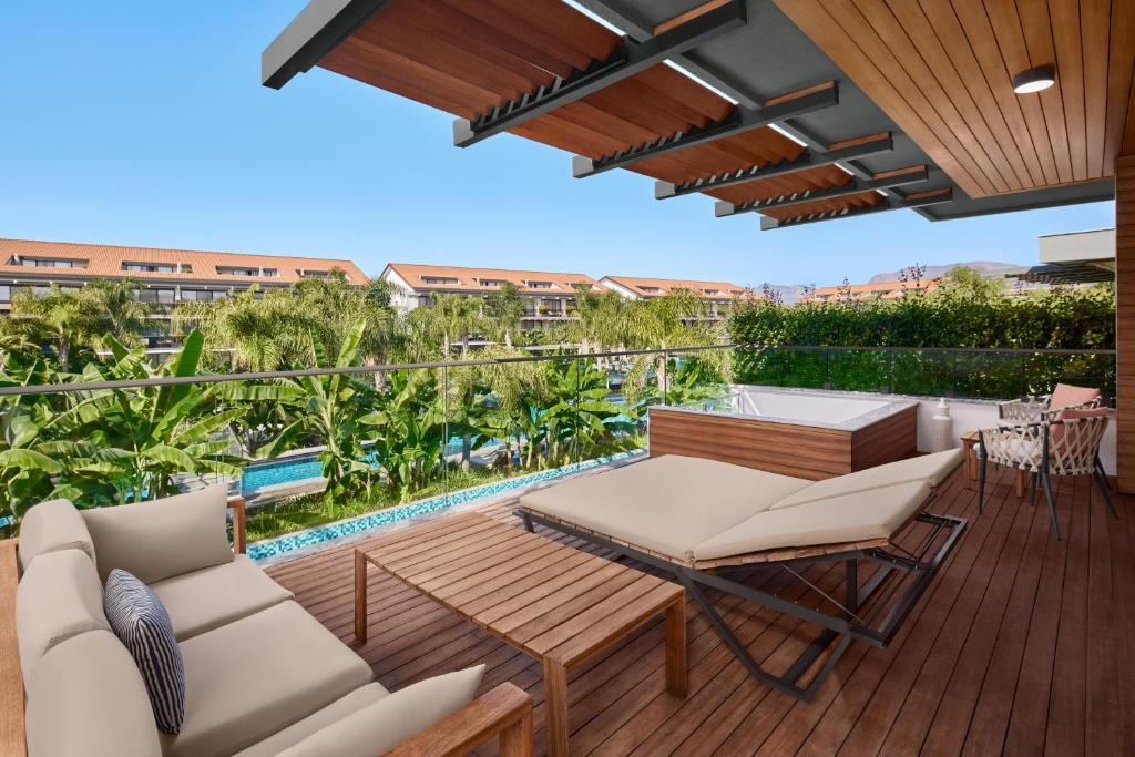 تراس هتل آکرا تی یو آی بلو سنسیتوری